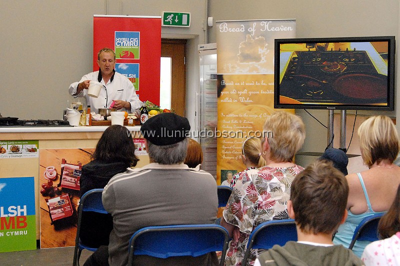 Food Fair 019.jpg - The cooking demonstrations that were held throughout the weekend by Dai Chef from Llangollen and Elwern Roberts, Meat Promotion Wales proved very successful and pictured is Dai Chef during a demonstration.© EVAN L. DOBSON Tel: 01678 521020